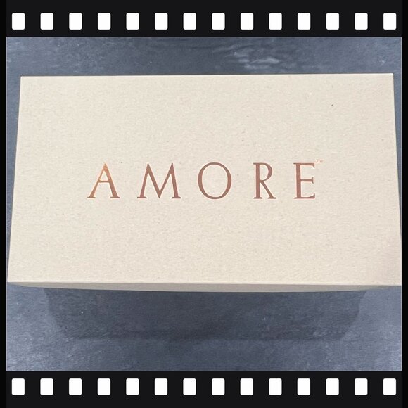 Amore "Stevie” 17.50 inch long Synthetic Wig by Amore / Spring Honey - Picture 13 of 14